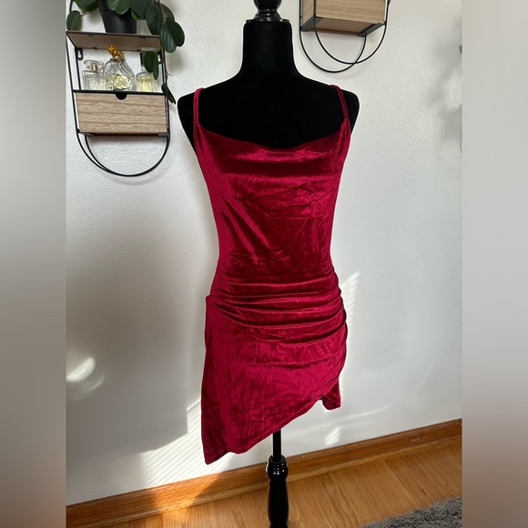 Red velvet dress - Picture 2 of 7